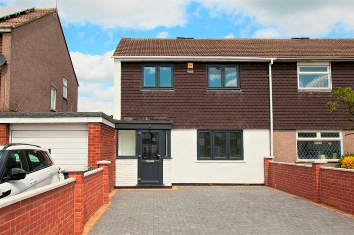 3 Bedroom Semi-Detached House To Rent In Parlaunt Road, Slough, SL3