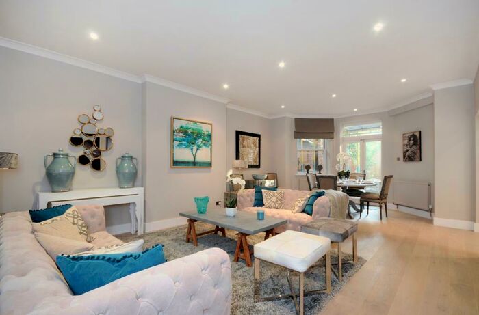 3 Bedroom Apartment To Rent In Fitzjohns Avenue, Hampstead, NW3