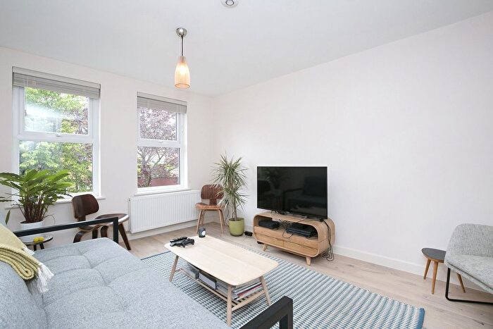 2 Bedroom Terraced House To Rent In Tottenham Road, London, N1