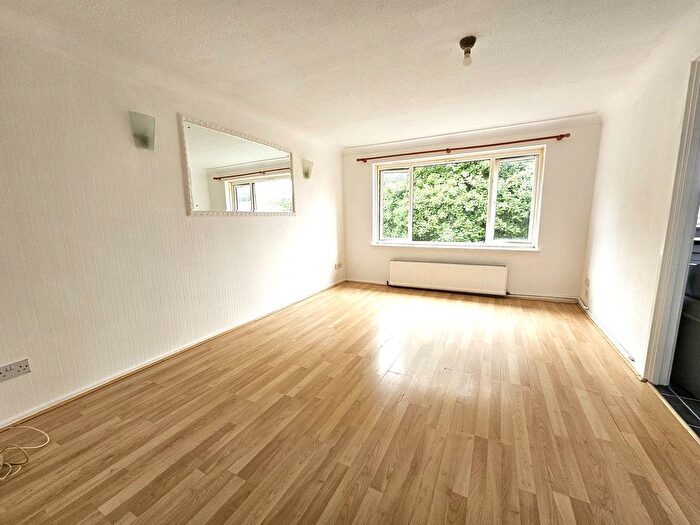 1 Bedroom Flat To Rent In Buckingham Avenue, Perivale, Greenford, UB6