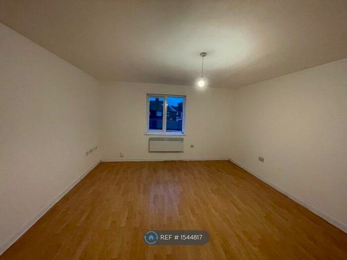 2 Bedroom Flat To Rent In Tudor Court, Tipton, DY4