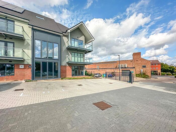 2 Bedroom Flat For Sale In Eastwood Road, Rayleigh, SS6