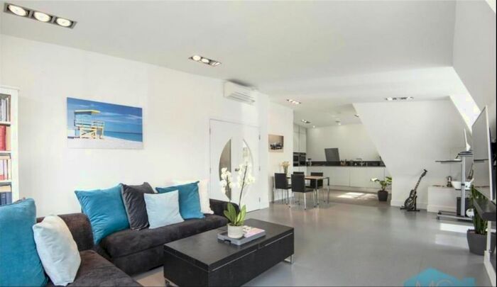 2 Bedroom Flat To Rent In Penthouse, Broughton Avenue, London, N3