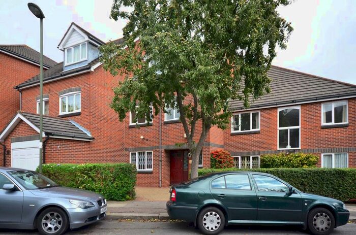 4 Bedroom House To Rent In Holders Hill Crescent, Mill Hill East, London, NW4