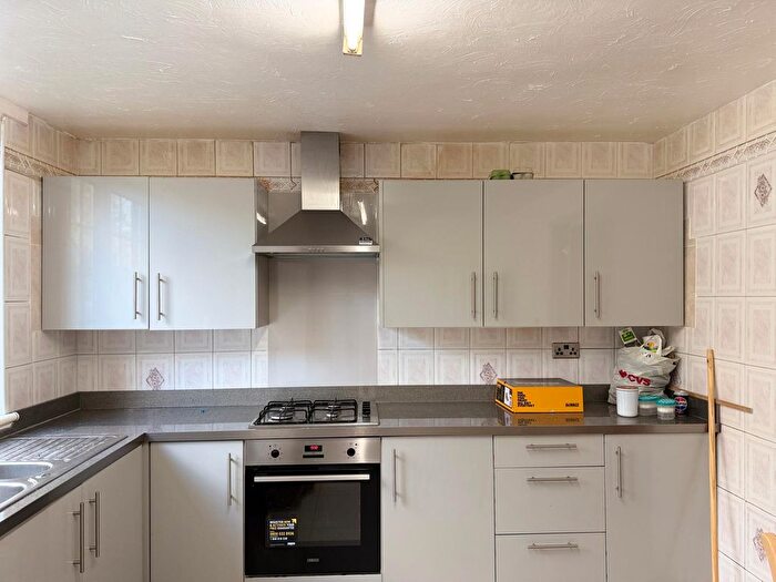 3 Bedroom Flat To Rent In Tarbert Walk, London, E1