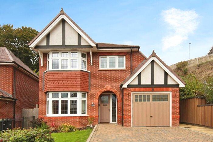 3 Bedroom Detached House For Sale In Armstrong Road, Luton, LU2