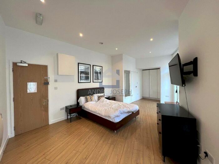 Studio To Rent In Shaftesbury Avenue, Piccadilly Circus, W1D