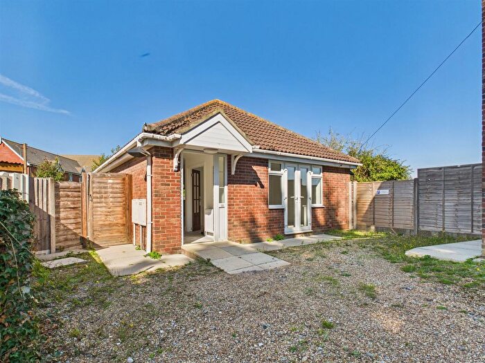 2 Bedroom Detached Bungalow For Sale In Fingringhoe Road, Colchester, CO2