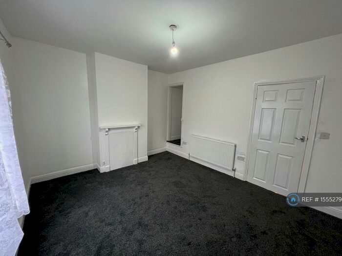 3 Bedroom Semi-Detached House To Rent In Holliers Walk, Hinckley, LE10