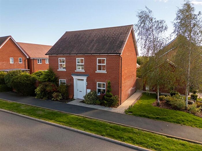 4 Bedroom Detached House For Sale In Carriage Road, Broughton, Aylesbury, HP22