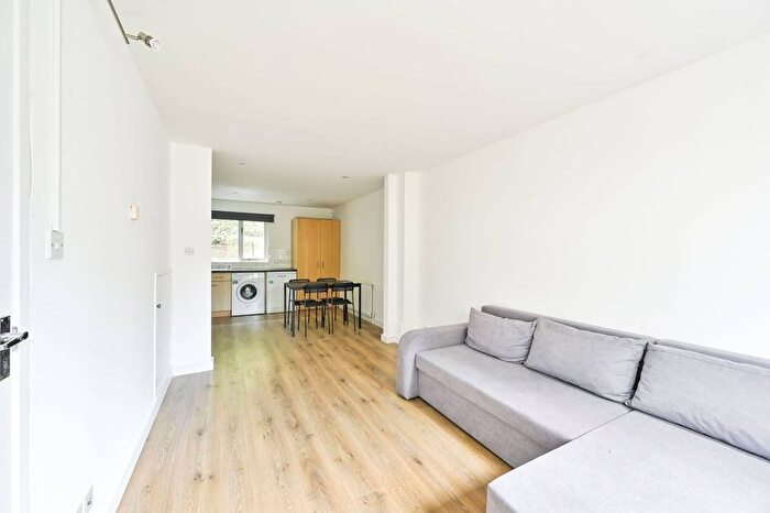 4 Bedroom Property To Rent In Heritage Place, Earlsfield, London, SW18