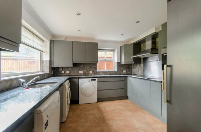 4 Bedroom House To Rent In Heatherfold Way, Pinner, HA5