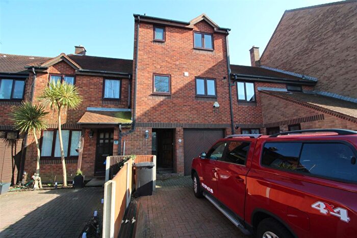 4 Bedroom Property To Rent In Lander Close, Poole, BH15