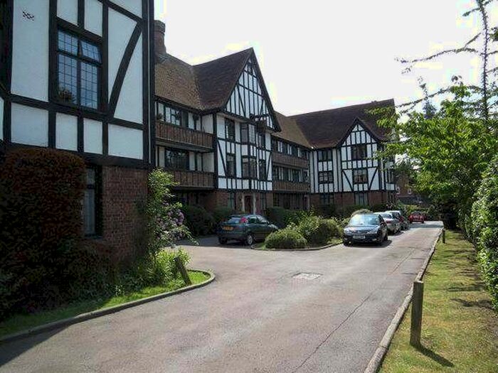 2 Bedroom Property To Rent In Queens Close, Lammas Lane, Esher, Surrey, KT10