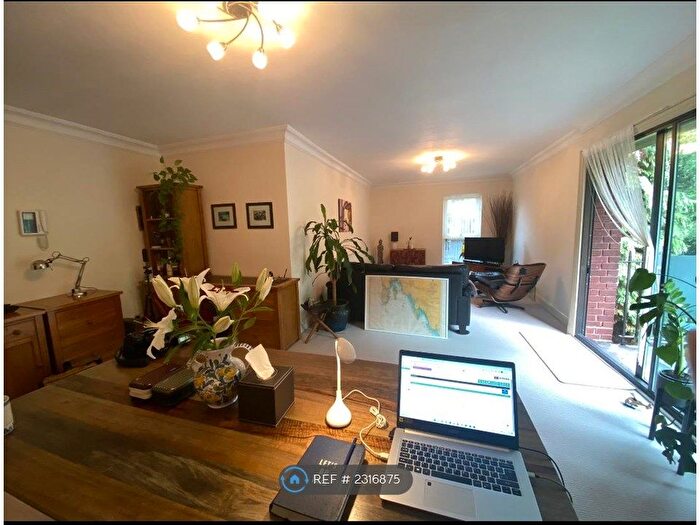 2 Bedroom Flat To Rent In Churchill Lodge, Woodford Green, IG8