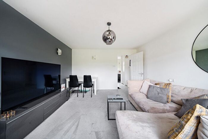 2 Bedroom Flat For Sale In Ferney Road, Byfleet, KT14