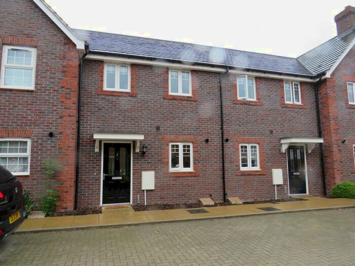 2 Bedroom House To Rent In Charlbury Road, Crawley, RH10