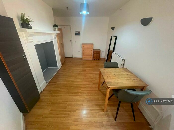 Studio To Rent In Thurlow Park Road, London, SE21