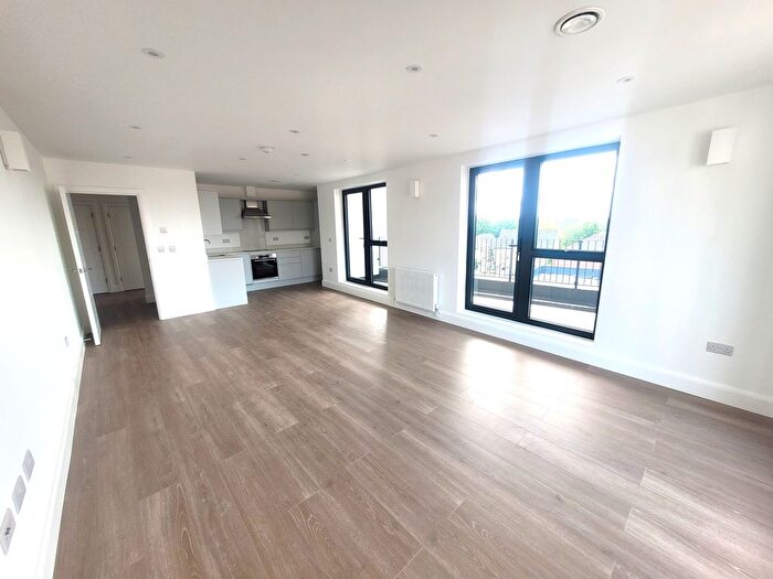 3 Bedroom Flat To Rent In - High Street, Slough, SL1