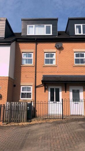 3 Bedroom Town House To Rent In Little Toms Lane, Burnley, Lancashire, BB10