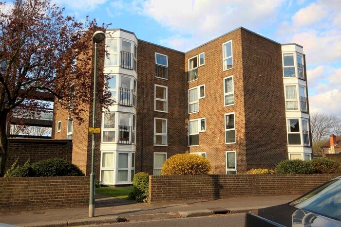 1 Bedroom Flat To Rent In Station Road, Hampton, TW12