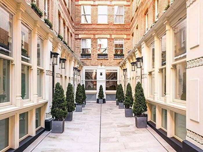 1 Bedroom Flat To Rent In Pink Mews, Holborn, London, EC1N