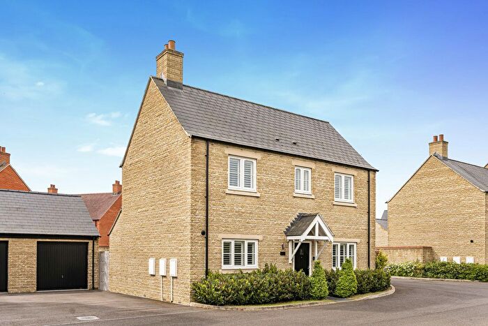 4 Bedroom Detached House For Sale In Violet Close, Ambrosden, OX25