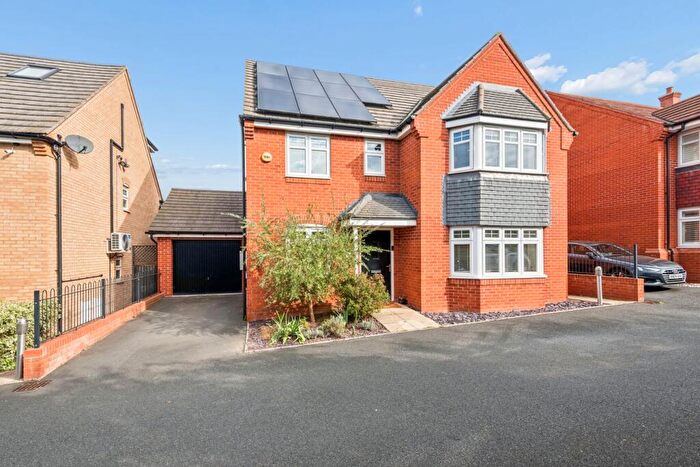 5 Bedroom Detached House For Sale In Tillers Close, Shefford, SG17