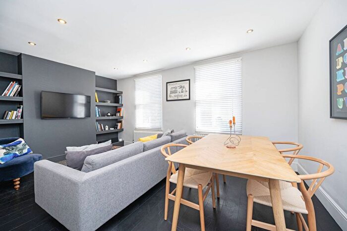3 Bedroom Maisonette For Sale In Powerscroft Road, Lower Clapton, London, E5