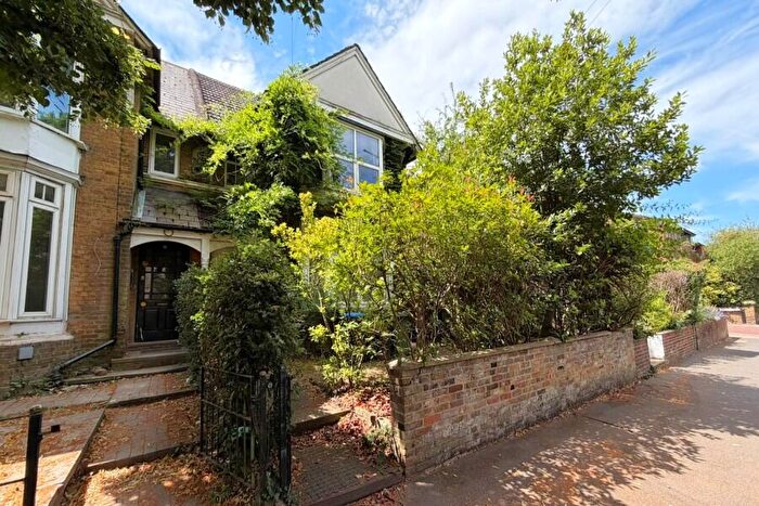 4 Bedroom Semi-Detached House To Rent In Chertsey, Surrey, KT16