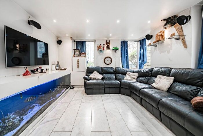 2 Bedroom Flat For Sale In Hunt Close, Notting Hill, W11