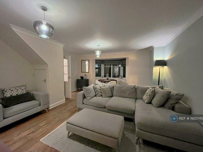 2 Bedroom Flat To Rent In Coppice Gate, Redditch, B97