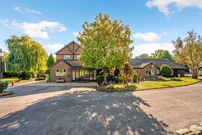 6 Bedroom Detached House For Sale In Crondall Road, Fleet, GU51