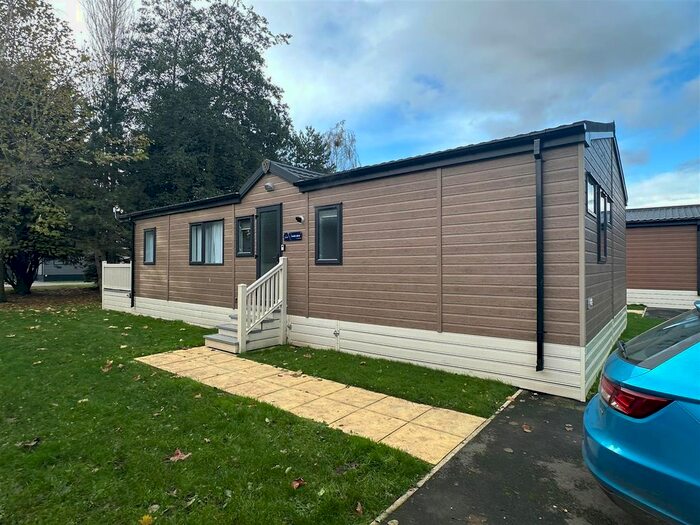 2 Bedroom Mobile/park Home For Sale In Allerthorpe, York, YO42
