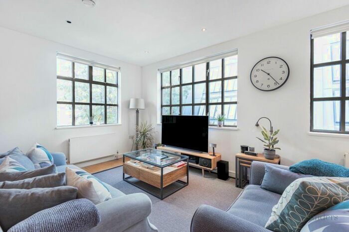 2 Bedroom Flat To Rent In Buckingham Road, Hackney, London, N1
