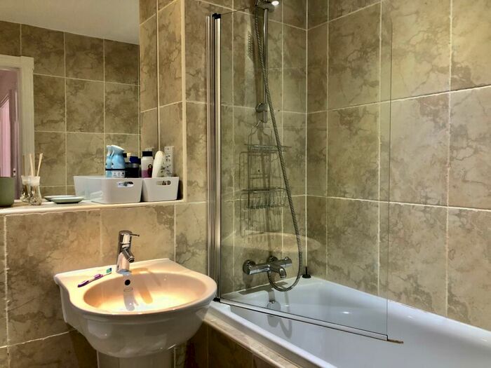 2 Bedroom Apartment To Rent In Langley Building, M1
