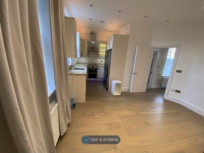 3 Bedroom Maisonette To Rent In Duncombe Hill, London, SE23