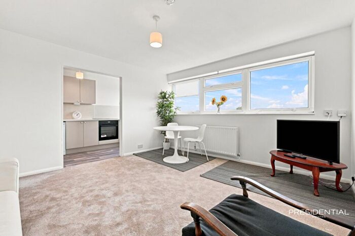 1 Bedroom Flat To Rent In Lynwood Close, South Woodford, E18