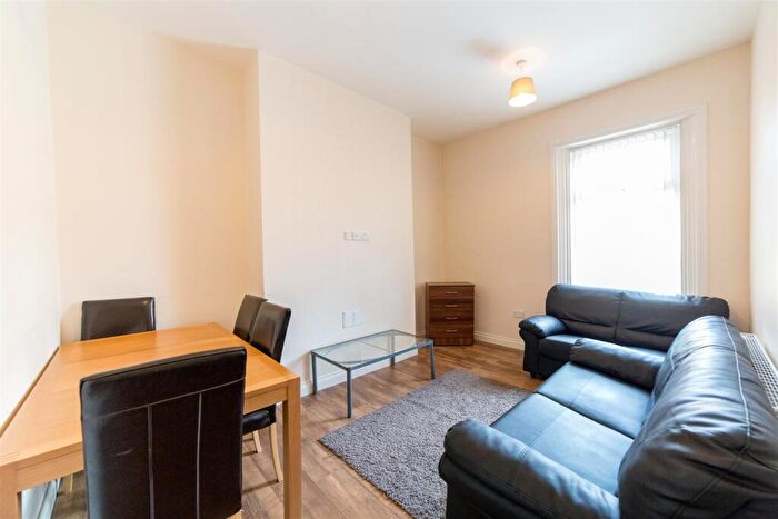 4 Bedroom Maisonette To Rent In £pppw - Holly Avenue, Jesmond, NE2