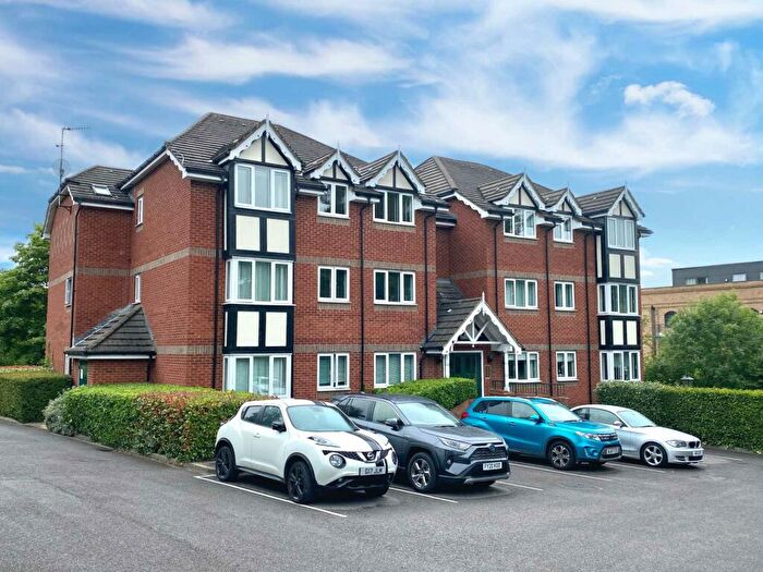 2 Bedroom Apartment To Rent In Walking Distance To Train Station, HP3