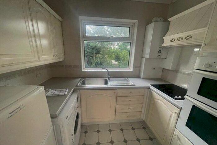 2 Bedroom Flat To Rent In Oak Wood Close, Woodford Green, IG8