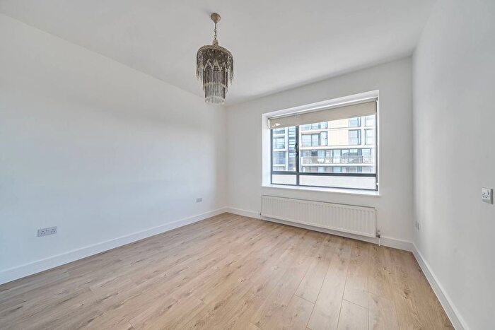 3 Bedroom Flat To Rent In Ballards Lane, North Finchley, London, N12