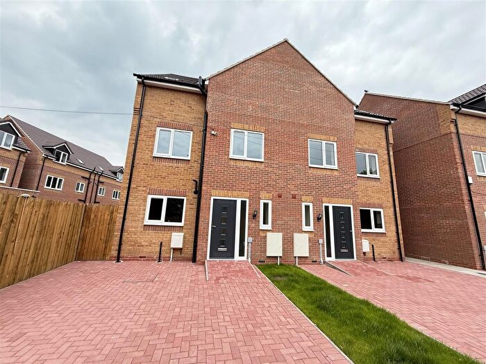 4 Bedroom Semi-Detached House To Rent In Woodwards Road, Walsall, WS2