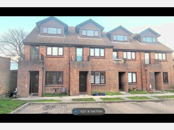 1 Bedroom Flat To Rent In Benwell Court, Sunbury-On-Thames, TW16