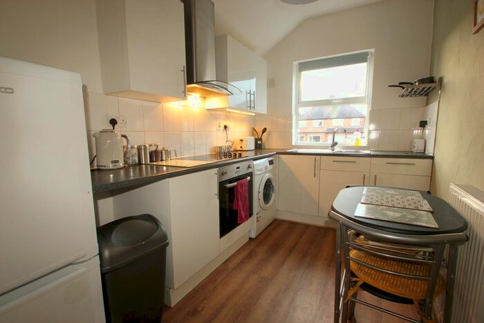 2 Bedroom Flat To Rent In Warwards Lane, Birmingham, West Midlands, B29
