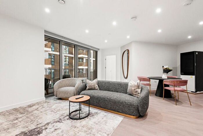 2 Bedroom Flat To Rent In Malvern House, Palmer Road, SW11