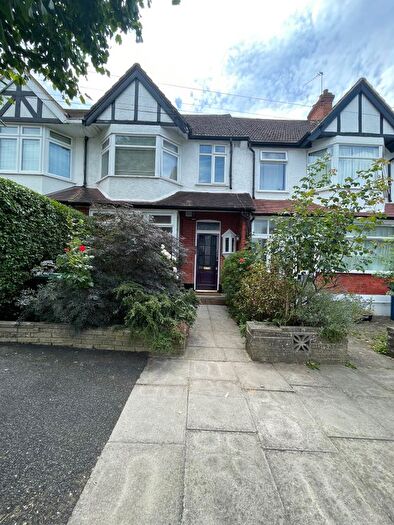 3 Bedroom Flat To Rent In Victoria Road, London, NW7