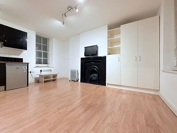 Studio To Rent In The Burroughs, London, NW4