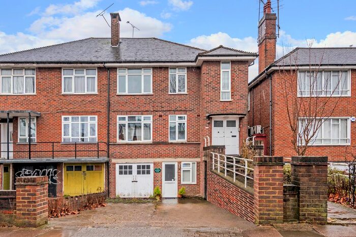 3 Bedroom Flat To Rent In Walm Lane, London, NW2