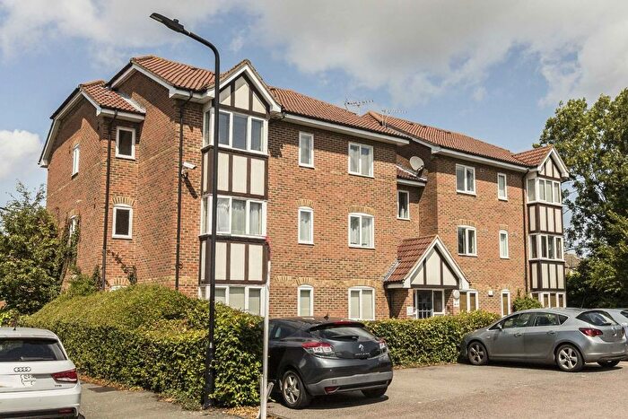 2 Bedroom Flat To Rent In Woodgate Drive, London, SW16